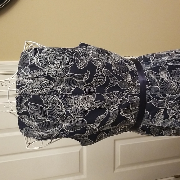 Stunning Tahari navy and white dress NWT - Picture 7 of 15